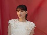 「「美しい…」綾瀬はるか、美デコルテ際立つドレス姿に反響！ 「背中も綺麗～」「とってもチャーミング」」の画像1