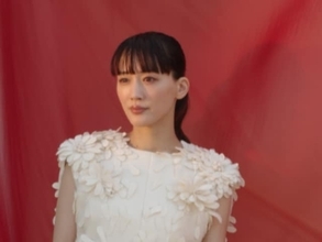 「美しい…」綾瀬はるか、美デコルテ際立つドレス姿に反響！ 「背中も綺麗～」「とってもチャーミング」