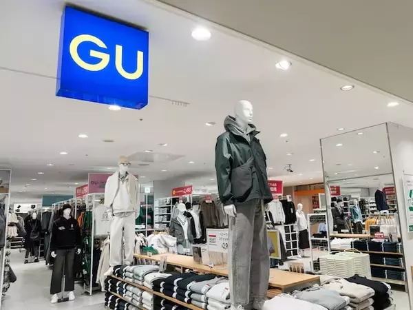 「肩からはみ出さない」GUのビッグカラーブラウスが話題。大きな襟でも大人っぽく着られる