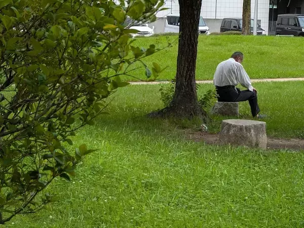 年金月17万円・63歳男性「会社員時代のスーツを普段着にしている。再雇用を希望せず後悔」