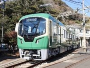 江ノ電20年ぶり新車、謎の「1人掛け席」の正体は？ 観光サービスではなく「混雑地獄」に挑む苦肉の策