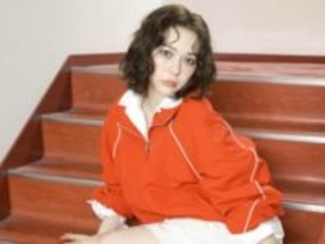 「際どいなー」村重杏奈、ギリギリミニ丈から圧巻の美脚を披露！ 「攻めるねぇ～」「スタイルいい」