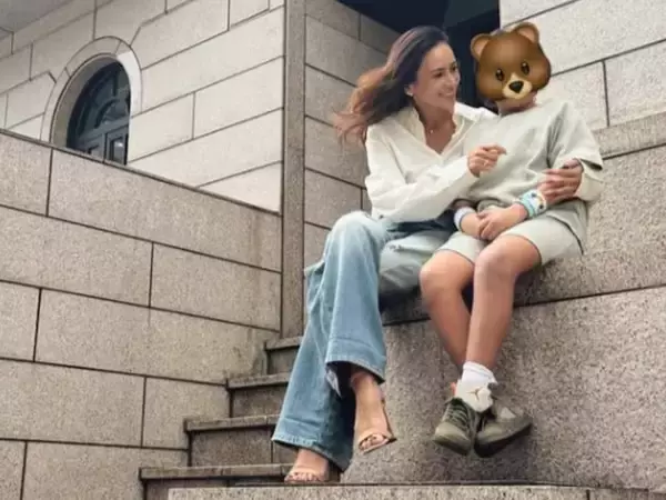 「本当によく頑張ってて偉い」MALIA.、小2の息子を抱き締める親子ショットに反響「最高のママ」「涙」