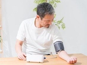 「朝晩血圧を測る。帽子の中には保冷剤」昨年8月の電気代1万7000円、67歳男性の夏の乗り切り方