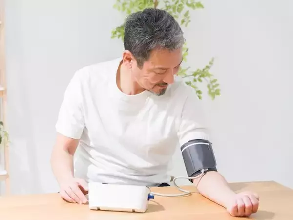 「朝晩血圧を測る。帽子の中には保冷剤」昨年8月の電気代1万7000円、67歳男性の夏の乗り切り方