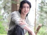 「「男前すぎて妖精みたい」目黒蓮、森の中での撮影ショットに反響！ 「日々、神々しさが増してますね」」の画像1