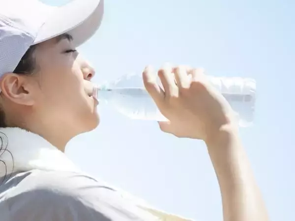 「スポーツドリンクで水分補給」の落とし穴！ 血糖値急上昇で、脱水が進むリスクも……【医師が解説】