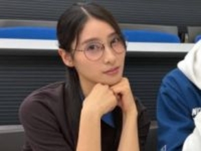 「ちょっぴりキツめ」土屋太鳳、眼鏡姿での上目遣いショット！ 「実は太鳳ちゃん視力良いんだよね！」