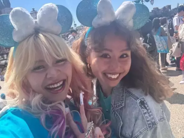 「ハッピーオーラがすごい」エルフ荒川、ディズニーで有名タレントに遭遇？ 「めっちゃいい組み合わせ」
