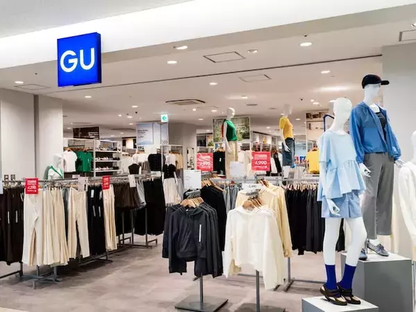 「今から晩夏まで大活躍しそう」GUのファインゲージニットポロシャツが話題。オンオフ使えるデザインに反響