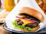 「「これは攻め過ぎ…」ドムドムハンバーガー、商品化NGの試作品を公開！ 「さすがに無理があるやろ」」の画像1