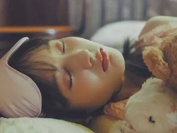「本当お姫様やん」本田紗来、雑誌撮影オフショットでネグリジェ姿の寝顔を披露！ 「可愛すぎる！」「天使」