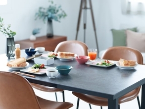 「堅牢で取り付け簡単」山崎実業towerの“テーブル横折り畳み棚”が好評。必要なときだけ机を広げられる補助棚