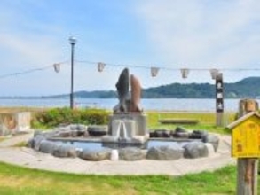 【鳥取県】「恋の湯」伝説が残るはわい温泉・東郷温泉の魅力とは？ 湖畔の絶景と美肌の湯、カニ料理も