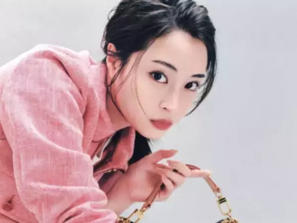 「大人な、すずちゃん」広瀬すず、美しいヴィトンコーデに反響！ 「よく見たら服もめっちゃ可愛いな」