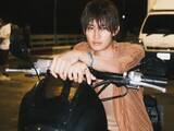 「「濡れ髪かっこよすぎんだろ！」向井康二、BL映画オフショット公開「あざとくて天才」「バイクかっこよ」」の画像1