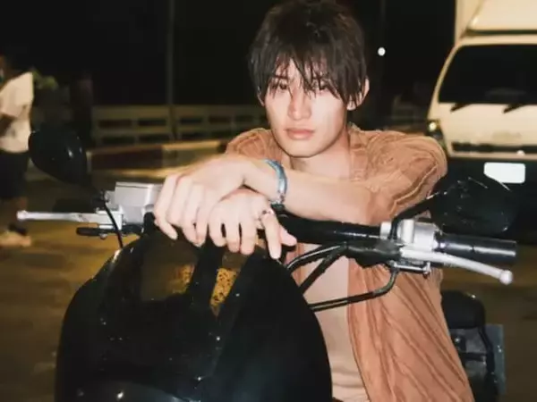 「濡れ髪かっこよすぎんだろ！」向井康二、BL映画オフショット公開「あざとくて天才」「バイクかっこよ」