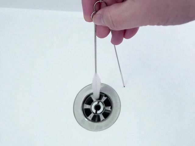 お風呂の排水栓の正解は「開けておく」？「閉めておく」？