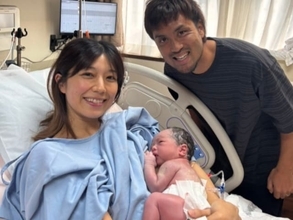 「優しい母の顔ですね」プロサッカー選手の美人妻、海外で第2子出産「4人家族の最初の写真がもうあったかい」