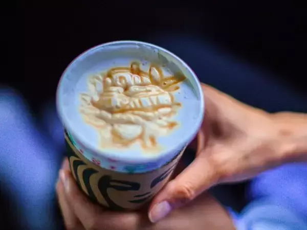 【スタバ】キャラメル マキアートが進化して登場！ 「なにこれ楽しみすぎる！」「めっちゃ美味しそう」