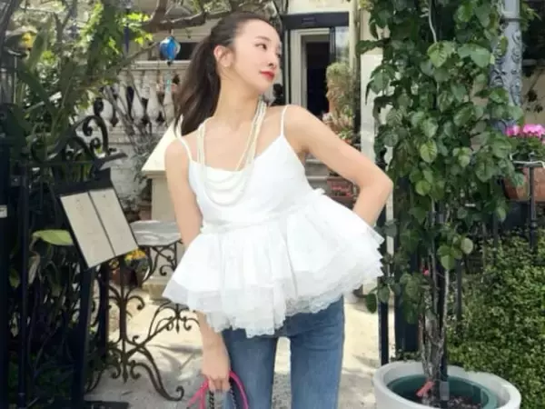 「肩ヒモずれてる」板野友美、美デコルテ際立つ姿を披露！ 「めっちゃ綺麗なデコルテ」「全身細い」