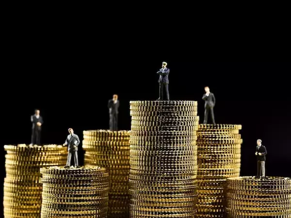 【最新】職種別「平均年収ランキング」！ 2位「投資銀行業務」932万円、1位は？