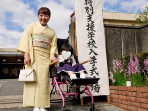 「泣けます」柳原可奈子、脳性まひの長女が“特別支援学校”に入学！ 「ピンク色の車椅子も可愛い」