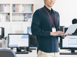 情報通信業の「平均年収」はいくら？ 年代別の推移を紹介