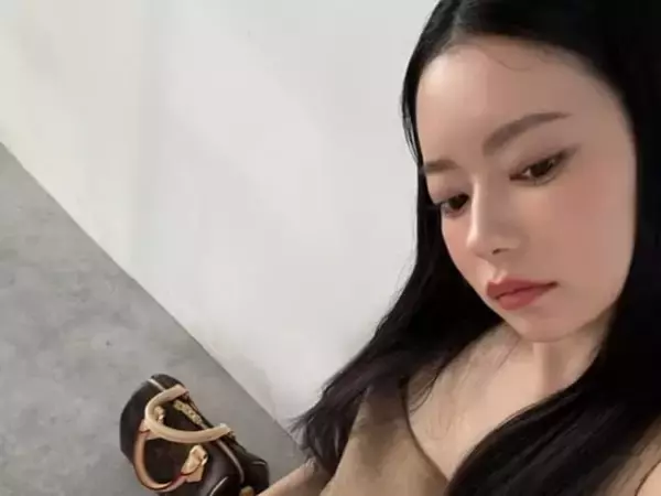 「座ってるとこ可愛い」美人YouTuber、美デコルテ＆美脚際立つ姿を披露！ ルイ・ヴィトンのアイテム着用