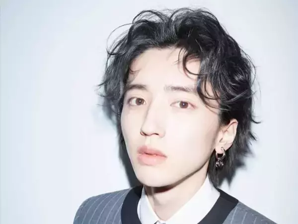 「一旦、ルーブル美術館辺りに飾りに行こう」道枝駿佑、雑誌のアザーカットに「メーター振り切れそう」