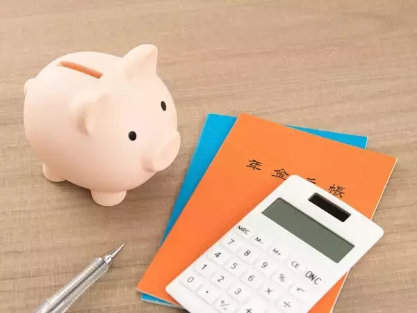 54歳の国家公務員です。学生時代に国民年金に加入していませんでした。年金はどのくらい減りますか？