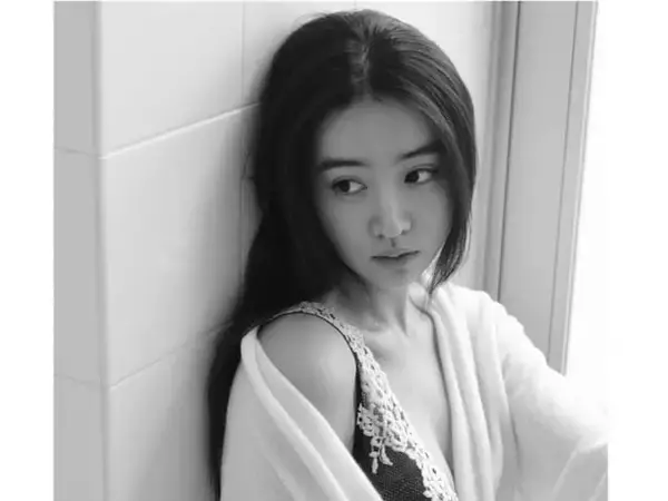 木村拓哉＆工藤静香の次女・Koki,、ランジェリー＆ガウン姿のモノクロショットを公開！ 姉・Cocomi撮影