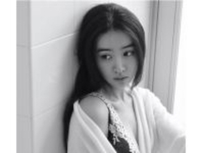 木村拓哉＆工藤静香の次女・Koki,、ランジェリー＆ガウン姿のモノクロショットを公開！ 姉・Cocomi撮影