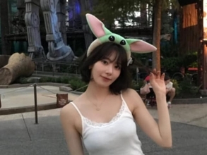 「オタクすぎて超かわ」宮脇咲良、美デコルテ＆美脚際立つディズニーショット公開「待って可愛すぎる」