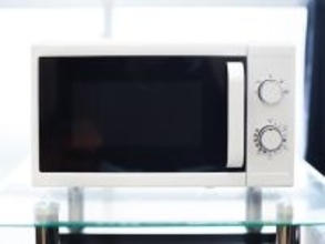 【危険】卵以外にこんなものまで!? 実は「電子レンジ」で加熱してはいけないもの