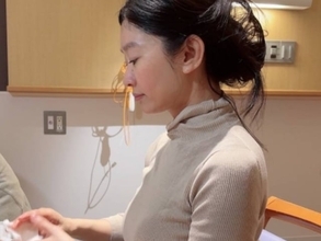 篠原涼子、オンからオフへ。撮影後、メイクを落とす“素の瞬間”を切り取った貴重なオフショット公開