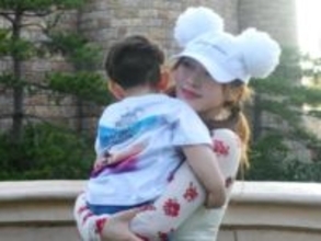 「絶対イケメン」てんちむ、息子とのディズニーショット公開！ 「指輪してない」「温度差感じる」の声も