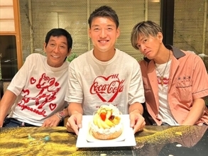 「めんつすご」堂安律、木村拓哉＆明石家さんまとのスリーショットを公開！ 「嘘みてーな構図でえぐい」