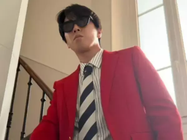 「足先までロイヤル」宮舘涼太、カンヌでの赤ジャケットファッションを披露！ 「完璧すぎるコーディネート」
