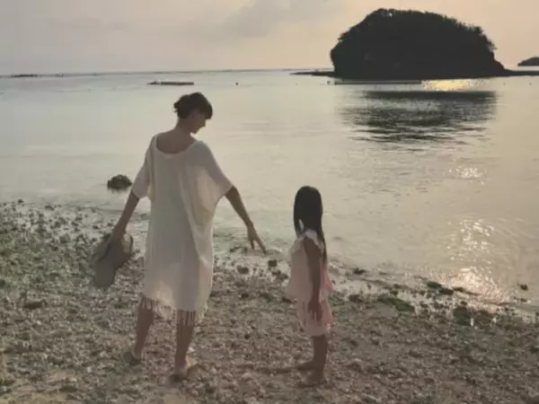 「2人とも手足長ーい」吉川ひなの、娘との夕暮れ海ショットに反響「天国かとおもった、びっくりした」