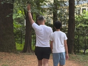 「ホントに良い育て方」市川團十郎、息子との手つなぎショット公開「似てますね」「大きくなりましたね」