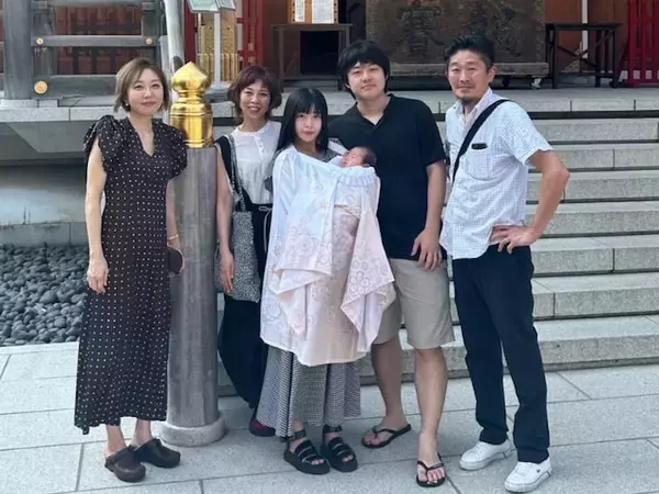 「おばあちゃんには見えませんね」室井佑月、お宮参りの家族ショットに反響！「室井さん綺麗すぎる…」