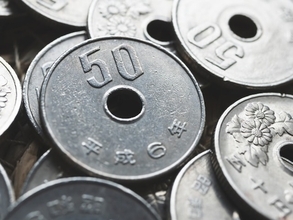 現行の50円玉が「62万円」に大化け！ 見つけたら鑑定に出したほうがいい!? 高額となりえる50円玉とは