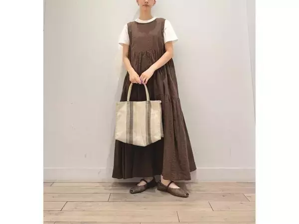 涼しさはキープしつつトレンドを先取り！ 秋まで長く着まわせる「40代のブラウンワンピース」コーデ