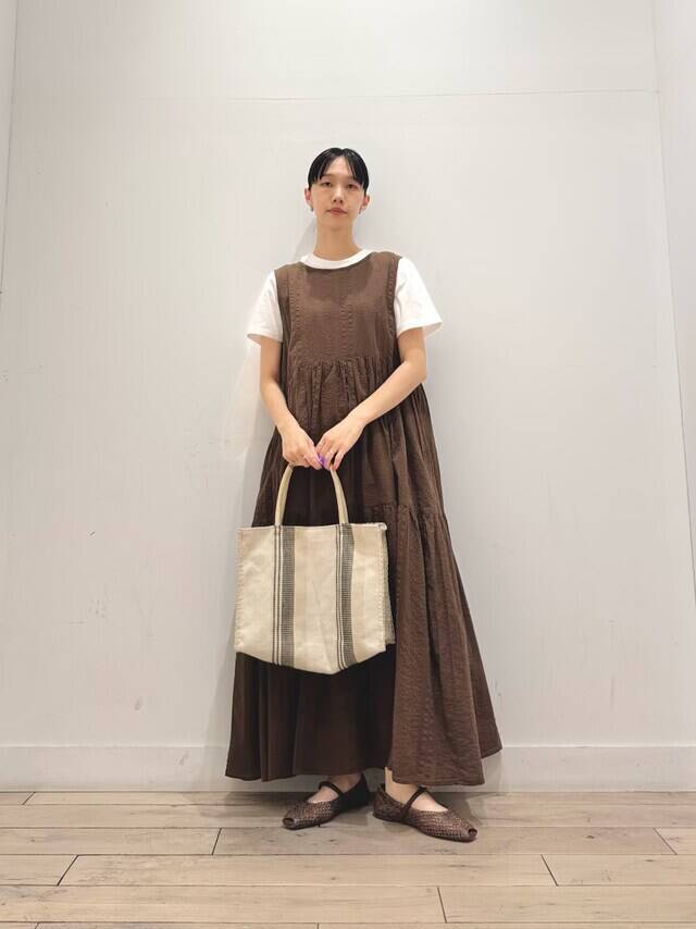 涼しさはキープしつつトレンドを先取り！ 秋まで長く着まわせる「40代のブラウンワンピース」コーデ