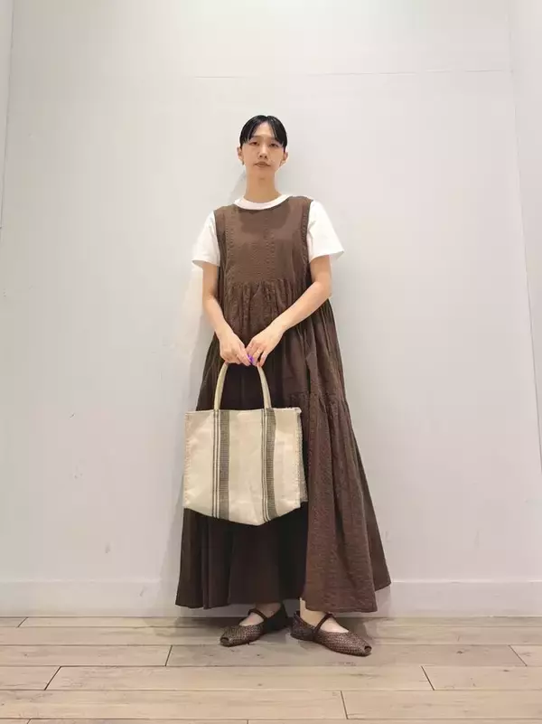 「涼しさはキープしつつトレンドを先取り！ 秋まで長く着まわせる「40代のブラウンワンピース」コーデ」の画像