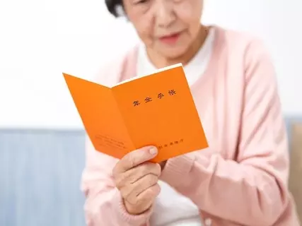 年金受取の設定で「ATM手数料」などが無料になる！おすすめの銀行3選（2026年版）