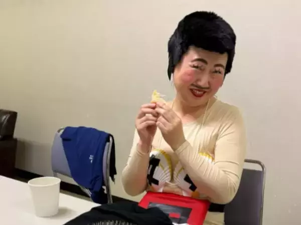 「こんな格好なのに」やす子、“超常識人”芸人の楽屋ショット公開「バラしてあげないで」「真面目な方」