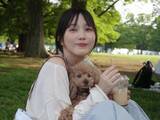 「「GW楽しんでいますね」本田翼、肩出しコーデで愛犬とピクニック満喫！ 「ばっさーもワンちゃんもかわいい」」の画像1