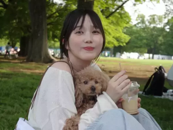 「GW楽しんでいますね」本田翼、肩出しコーデで愛犬とピクニック満喫！ 「ばっさーもワンちゃんもかわいい」